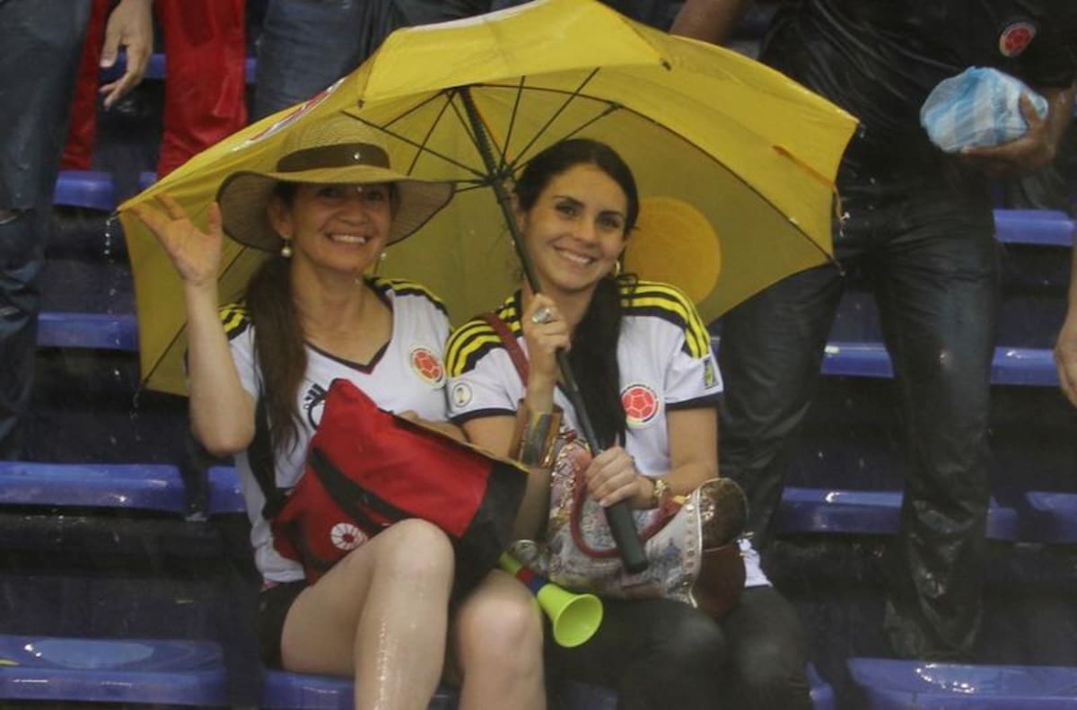 Los aficionados que acompañaron a Colombia en el Metropolitano no perdieron el entusiasmo ni siquiera con el aguacero que cayó en Barranquilla.