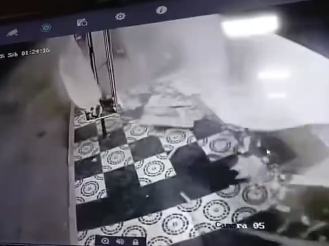 Momento exacto de cuando detona la carga explosiva. Foto: tomada de un video.