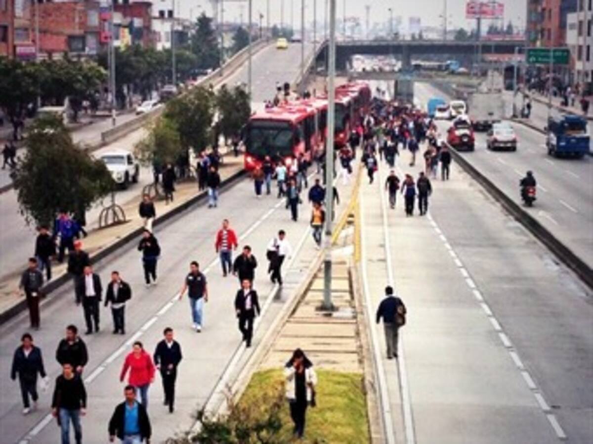 Usuarios de redes sociales se quejan por caos en Transmilenio