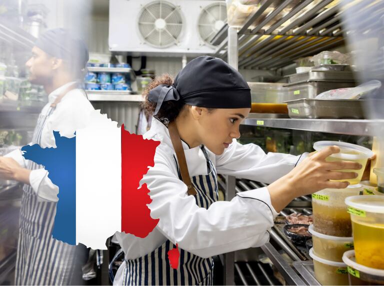 Trabajadora en restaurante de Francia / Bandera de Francia (Getty Images)