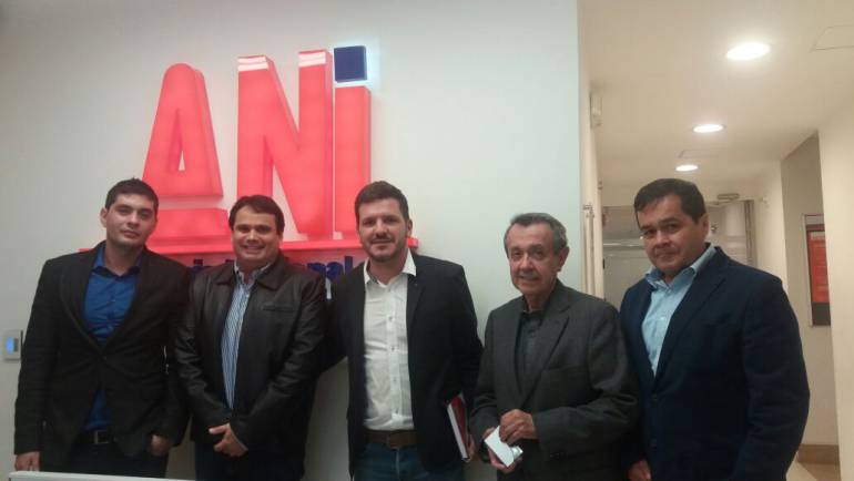 El jefe de la Oficina de Turismo Departamental, Fidel Vargas Salcedo, durante las reuniones con los delegados de la Agencia Nacional de Infraestructura. Fotografía cortesía Gobernación del Magdalena.