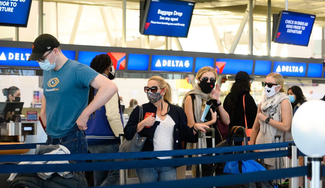 EE.UU. elimina el uso de mascarillas en transporte público y aviones