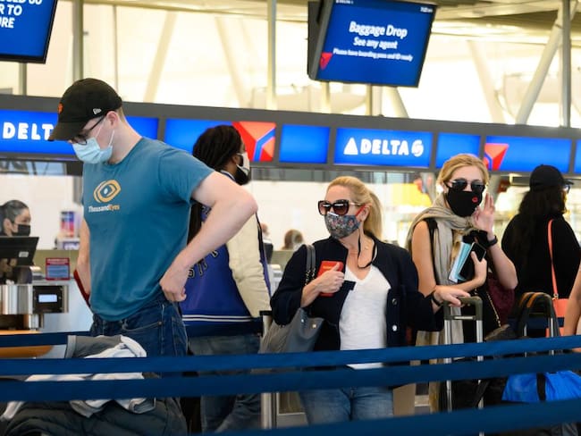 EE.UU. elimina el uso de mascarillas en transporte público y aviones