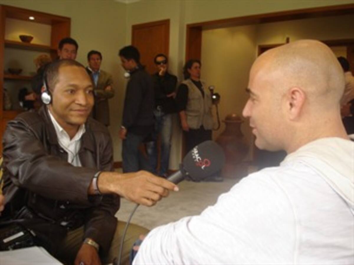 Andre Agassi entrenó en Bogotá para el partido de hoy ante Sampras