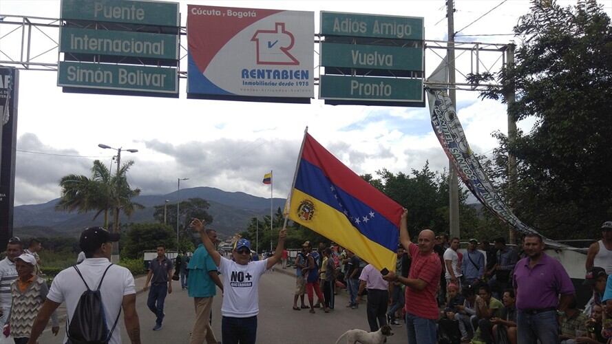 Venezolanos protestaron en el puente internacional Simón Bolívar. Foto: La W/ Audrey Carrillo.