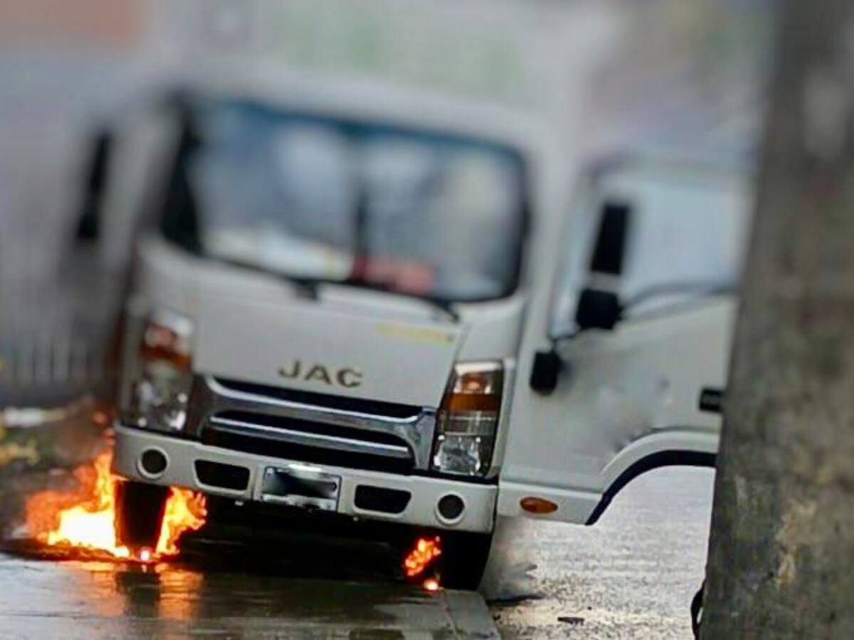 Furgón se incendia tras caída de cable de alta tensión en el centro de Bogotá