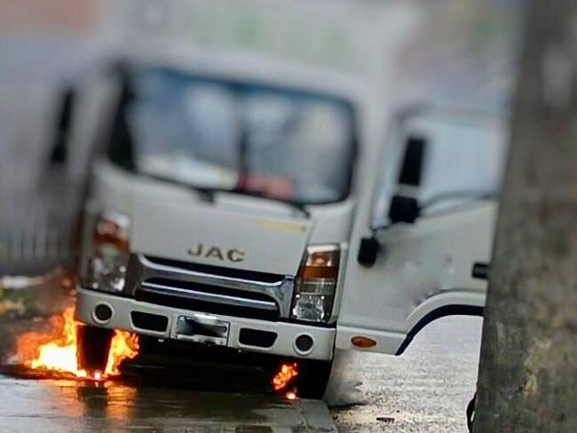Furgón se incendia tras caída de cable de alta tensión en el centro de Bogotá