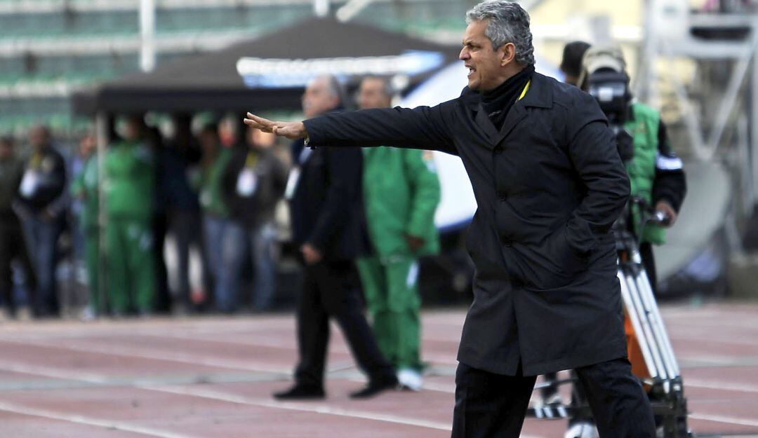 Reinaldo Rueda dirigiendo a Ecuador ante Bolivia en La Paz en 2013