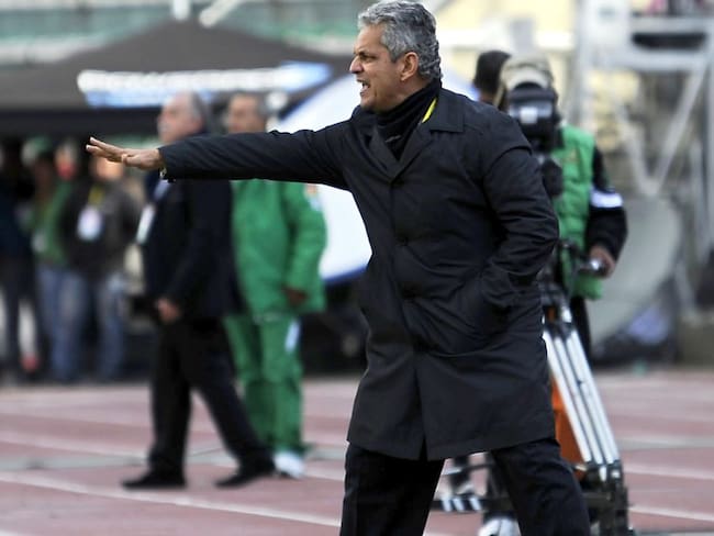 Reinaldo Rueda dirigiendo a Ecuador ante Bolivia en La Paz en 2013
