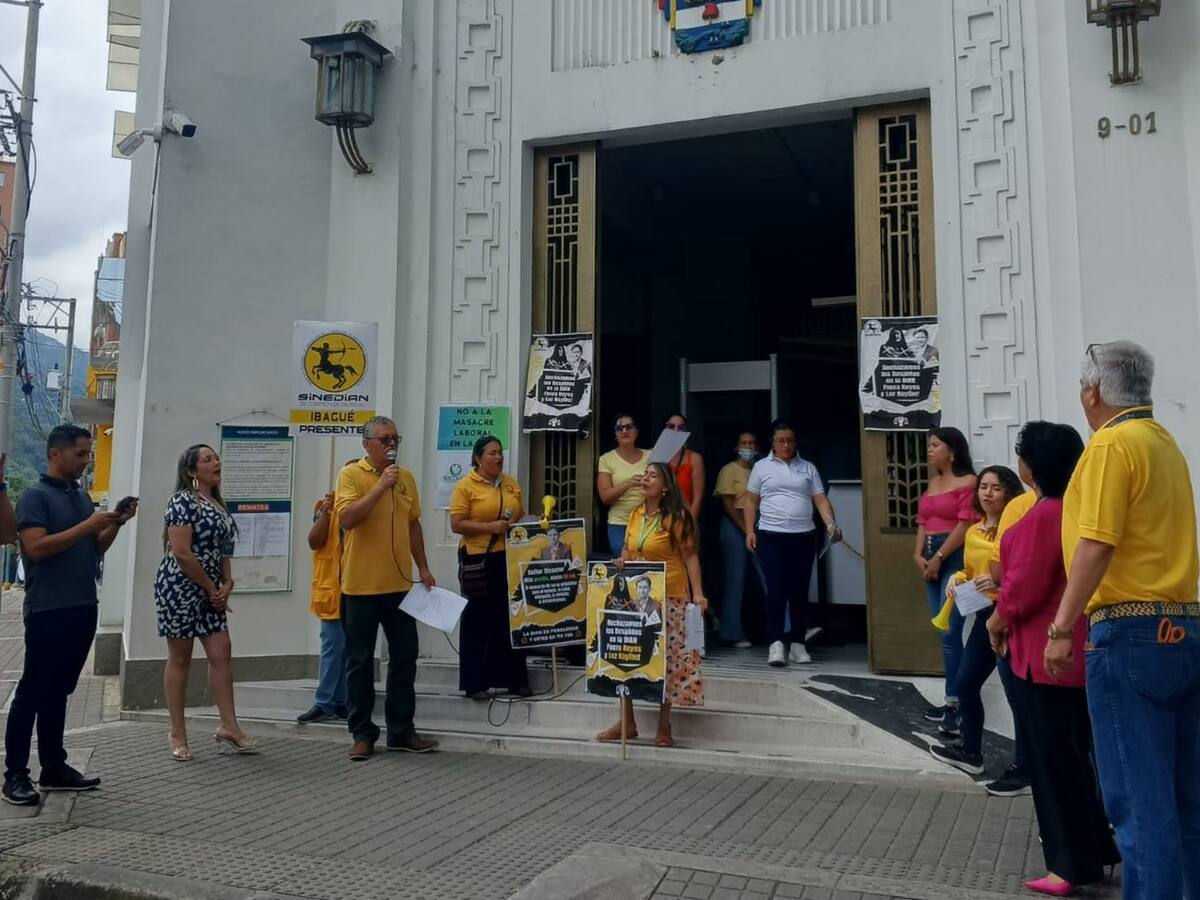 Trabajadores de la DIAN protestaron en la sede de Ibagué