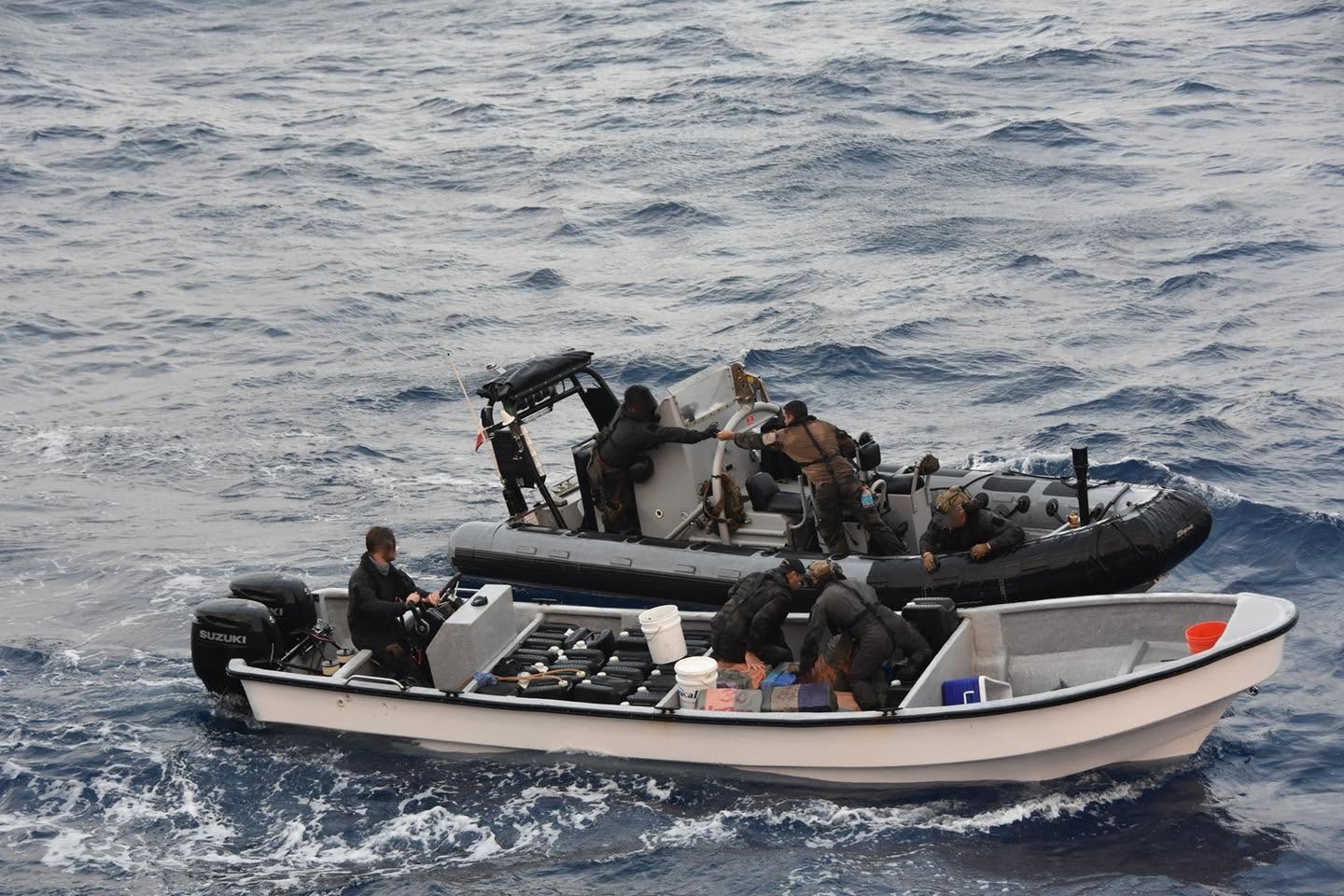 Momentos en que interceptaban la nave. // Fuerza Naval del Caribe