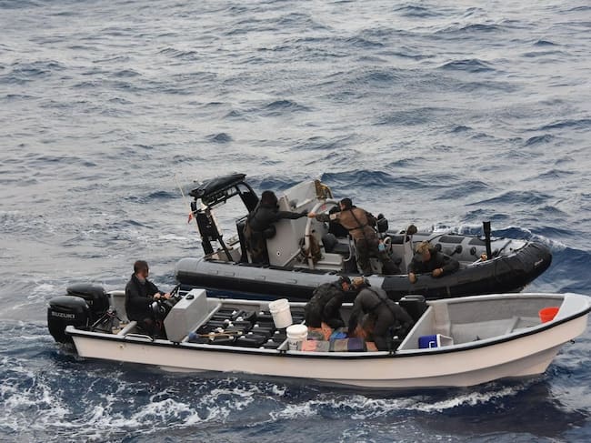 Momentos en que interceptaban la nave. // Fuerza Naval del Caribe