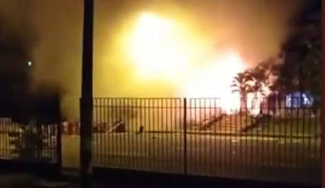 En medio de las protestas, varios manifestantes incendiaron el peaje.