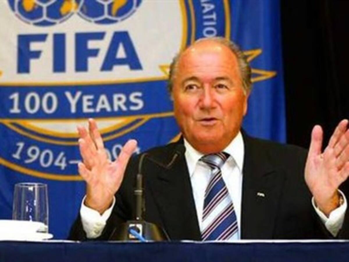 Blatter promete reforma y rejuvenecimiento en la estructura arbitral mundial