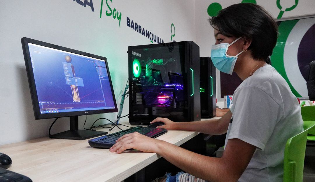 Doscientas becas ofrece la Alcaldía para generación de empleo juvenil en el sector de las tecnologías.