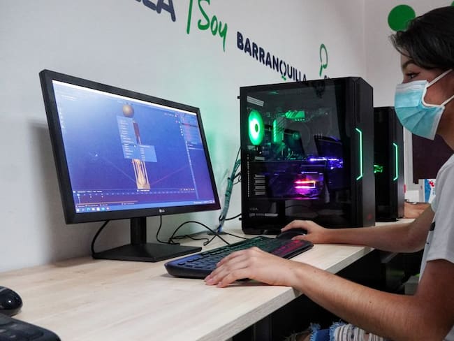 Doscientas becas ofrece la Alcaldía para generación de empleo juvenil en el sector de las tecnologías.
