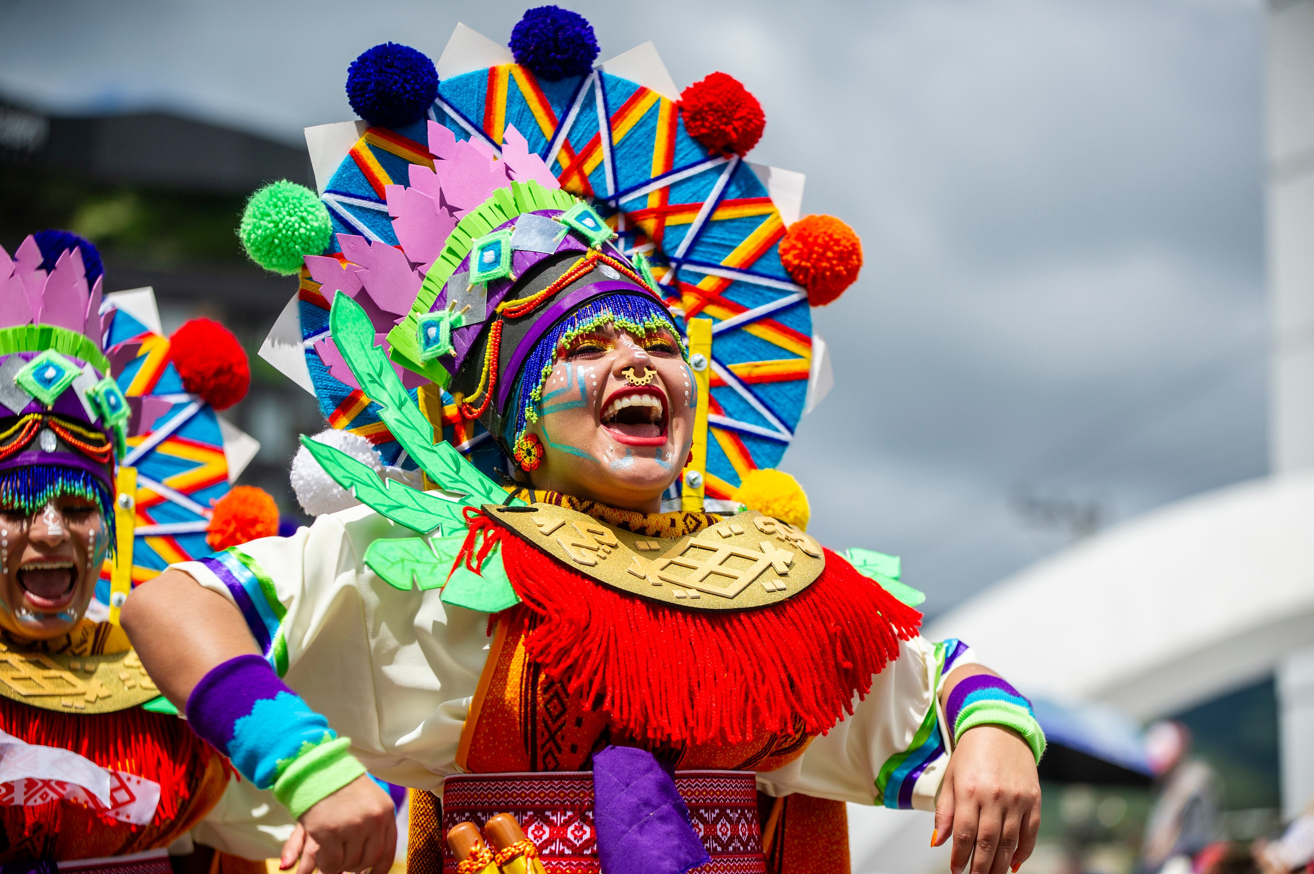 Mujer disfrutando disfrazada de un carnaval en Colombia (Getty Images)