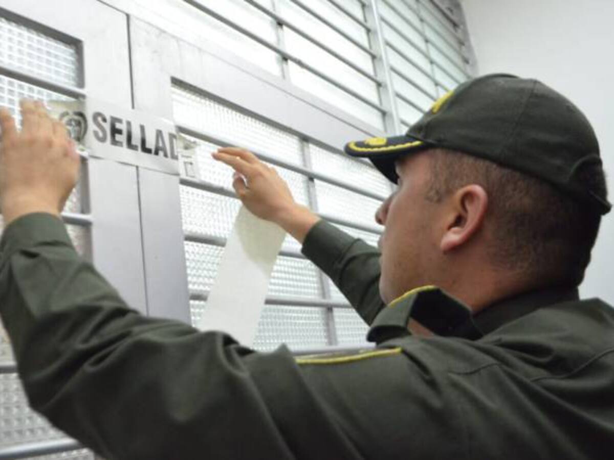 Sellan dos establecimientos por ocupación ilegal de espacio público