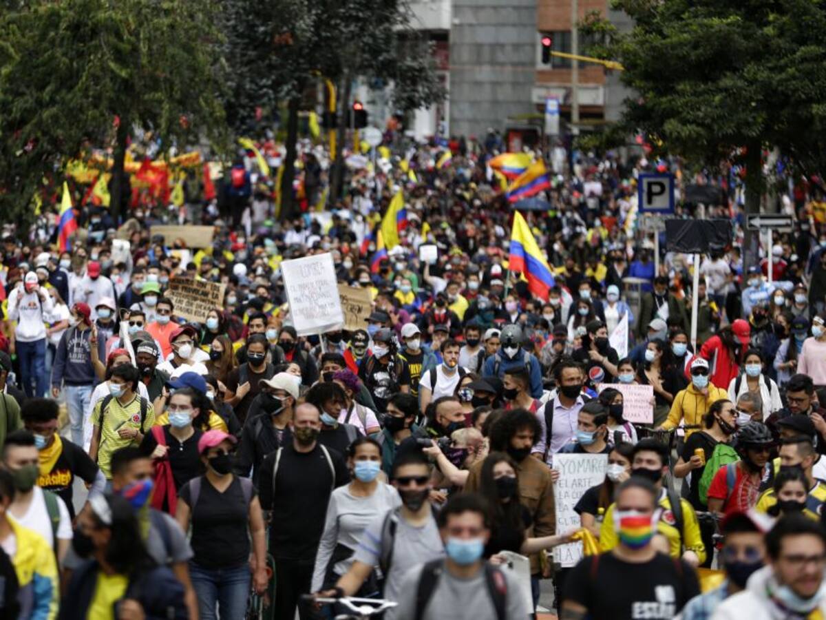 140 mil policías custodian las manifestaciones en Colombia