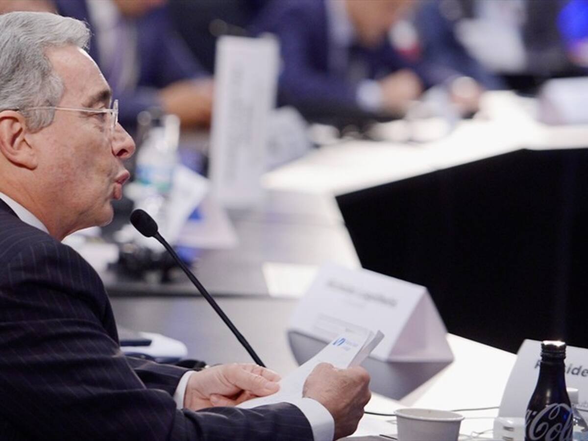 Uribe califica al embajador en Londres como "burócrata y manipulador"