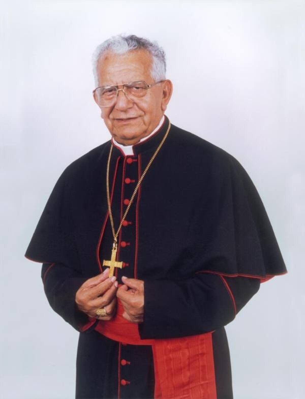 Julio Terrazas Sandoval, tiene 76 años, es  Arzobispo de la Arquidiócesis Católica Romana de Santa Cruz de la Sierra en la Iglesia Católica Romana.
