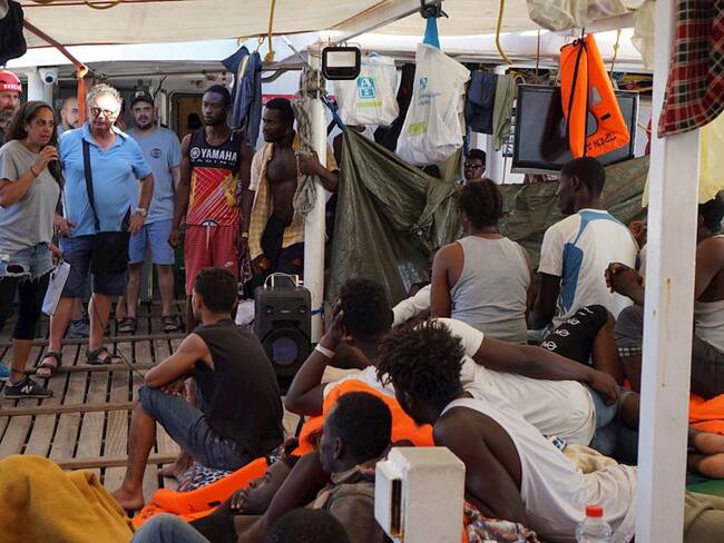 España enviará un buque militar para recuperar a migrantes del Open Arms