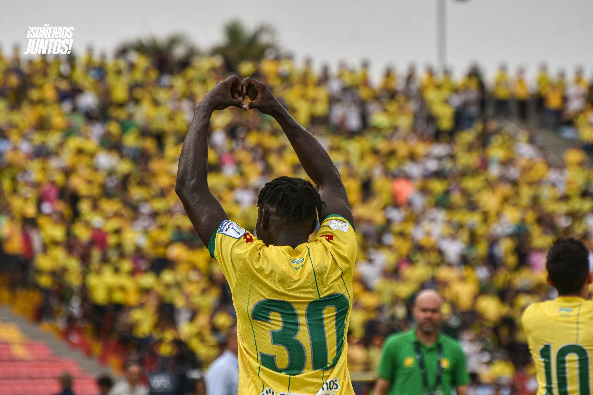 Joider Micolta, celebra el primer gol del partido del Atlético Bucaramanga / Twitter: @ABucaramanga.