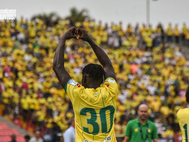 Joider Micolta, celebra el primer gol del partido del Atlético Bucaramanga / Twitter: @ABucaramanga.