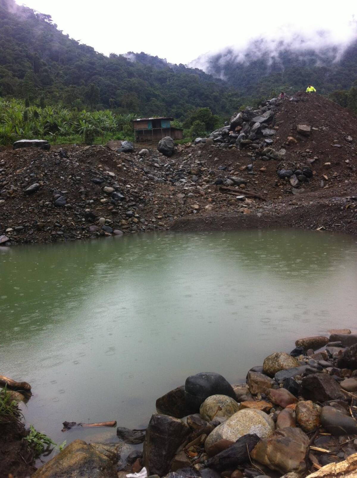 Sin peces y sin oro, sin árboles y hasta sin piedras quedó el Río Ágüita en Pueblo Rico.