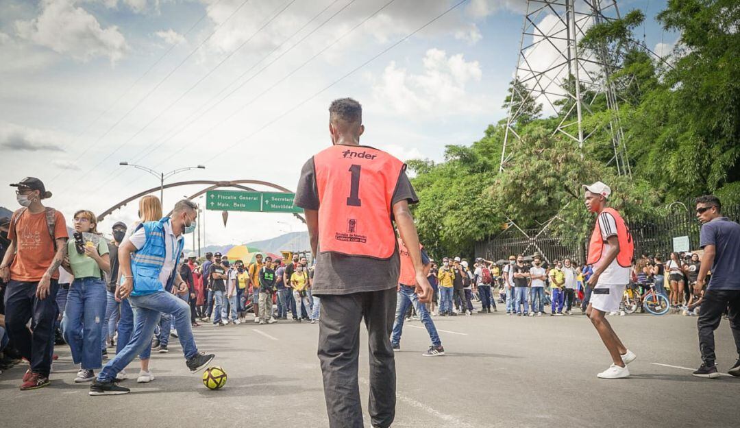 En el puente de Punto Cero en Medellín durante el paso de las manifestaciones se llevó a cabo un partido de  fútbol callejero entre un grupo de jóvenes y funcionarios de la Personería y Alcaldía de Medellín.