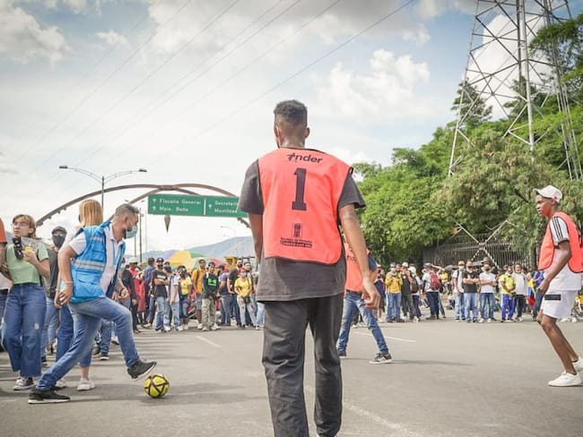 En el puente de Punto Cero en Medellín durante el paso de las manifestaciones se llevó a cabo un partido de  fútbol callejero entre un grupo de jóvenes y funcionarios de la Personería y Alcaldía de Medellín.