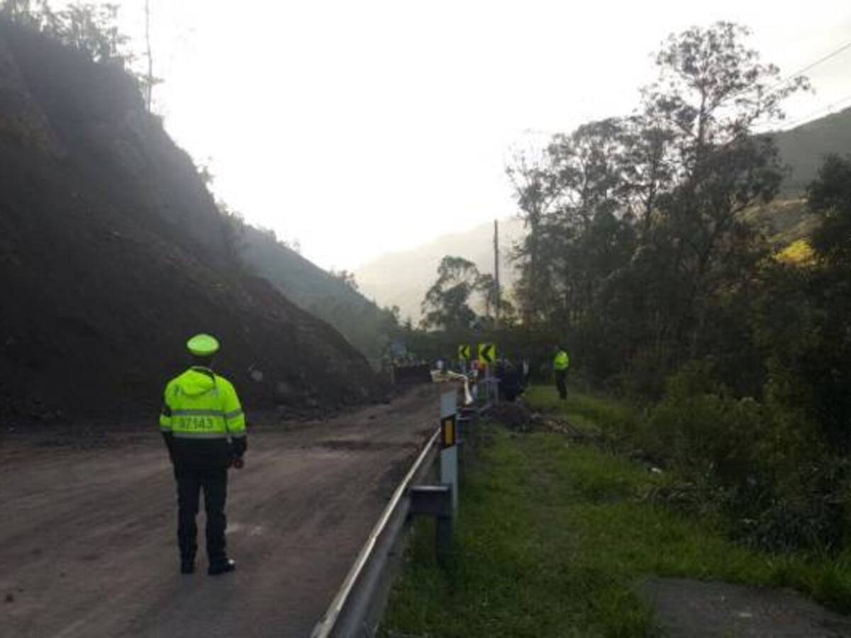 Por derrumbe está cerrada la via Bogotá - Villavicencio