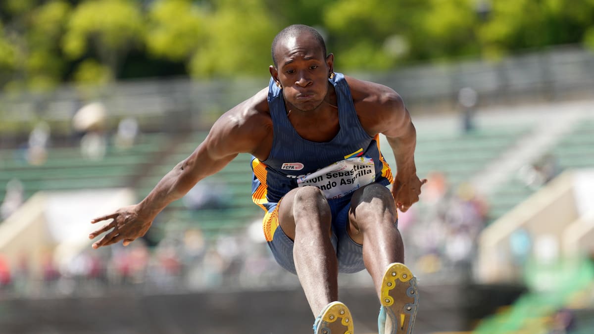Jhon Obando gana la medalla de bronce en el salto largo T20