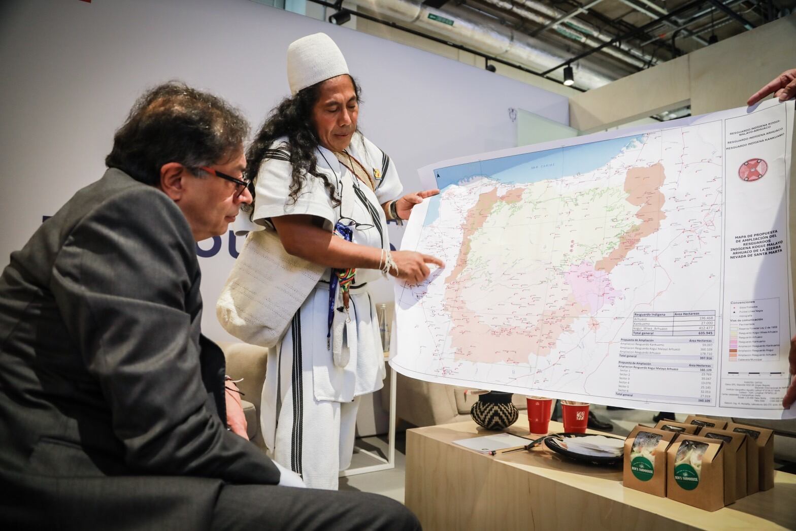 El presidente Gustavo Petro y el gobernador arhuaco de la Sierra Nevada (Foto: X de @PetroGustavo)