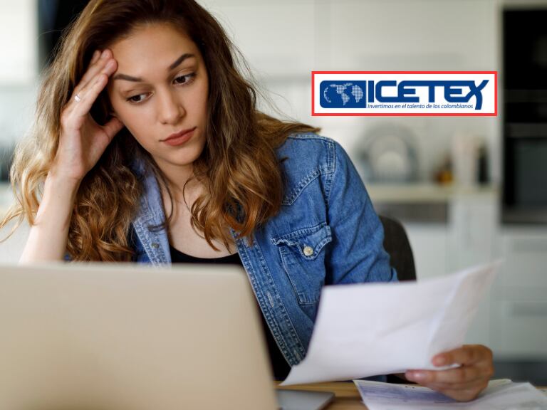 Mujer preocupada mirando un documento y al lado el logo del ICETEX (Fotos vía Getty Images y COLPRENSA)
