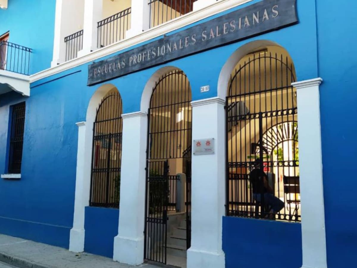 Padres de familia piden cupos para estudiantes antiguos de las Salesianas