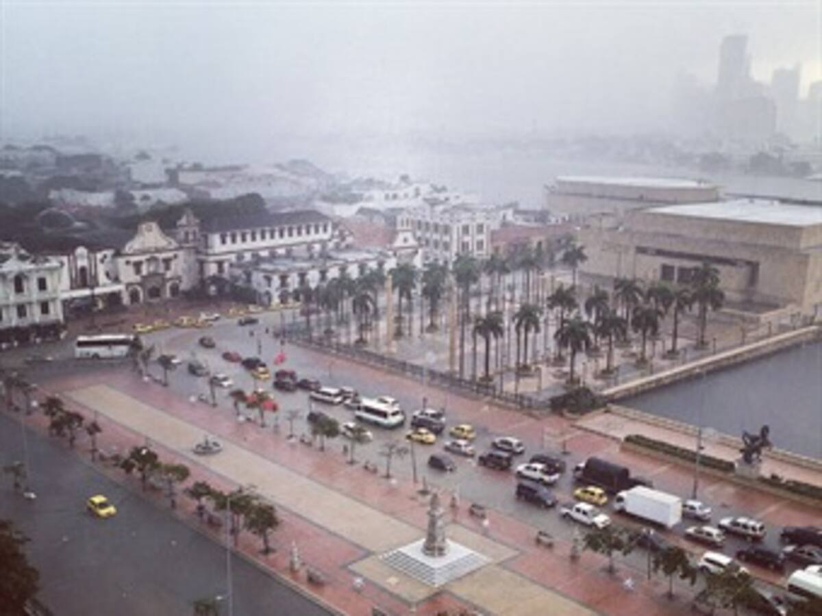 Lluvias atípicas y pavimentación de vías en Cartagena causan caos vehicular