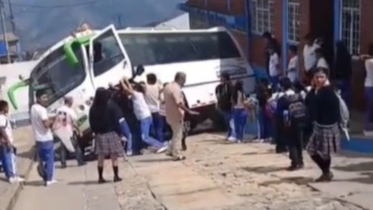 Emergencia en un bus de transporte escolar que quedó volcado en La Playa de Belén