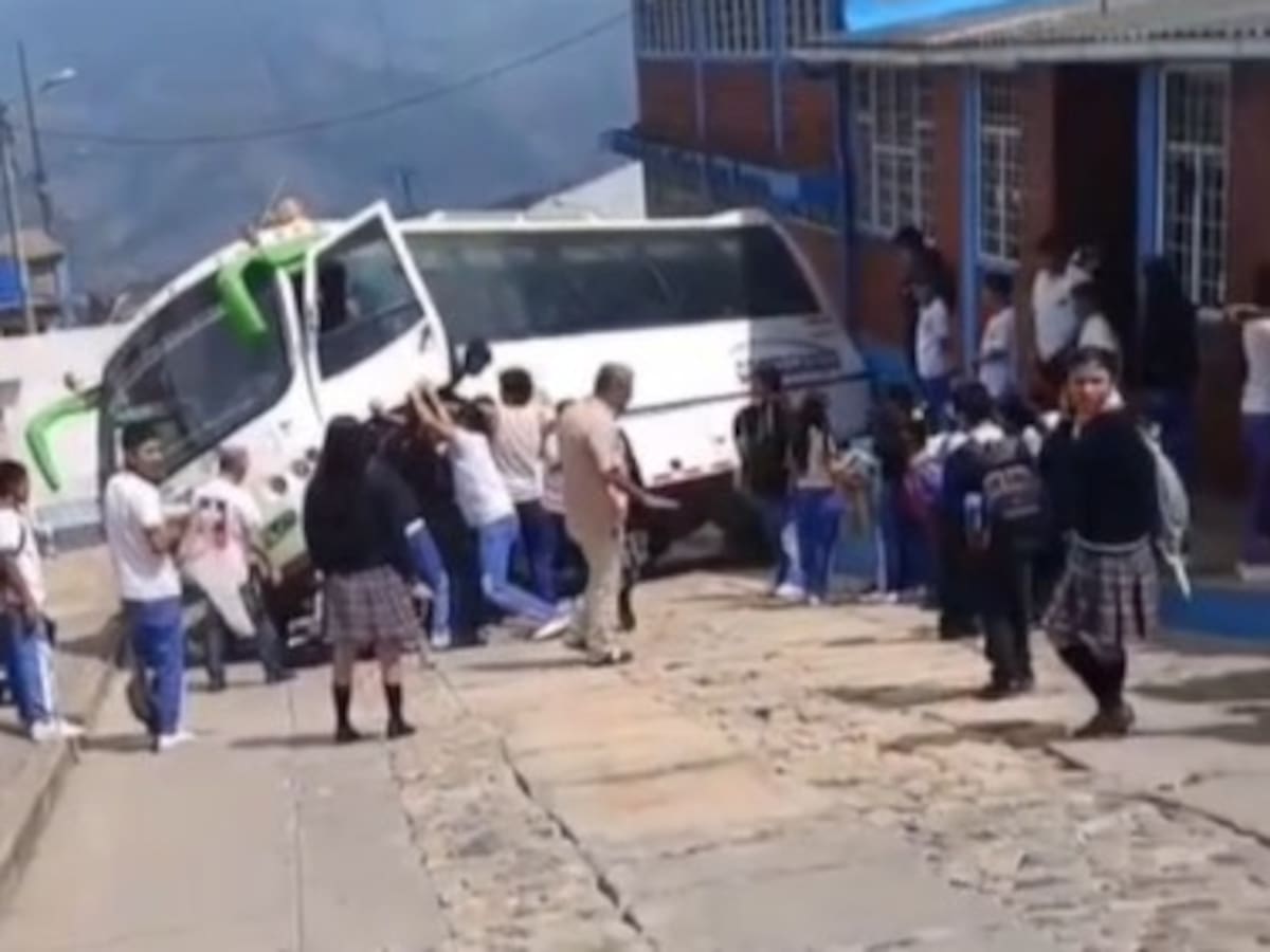 Emergencia en un bus de transporte escolar que quedó volcado en La Playa de Belén