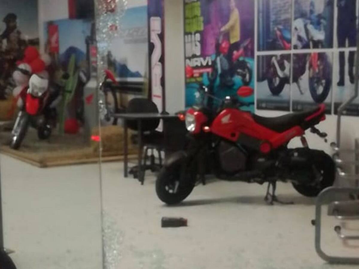 Vándalos roban almacén de motos en Ibagué