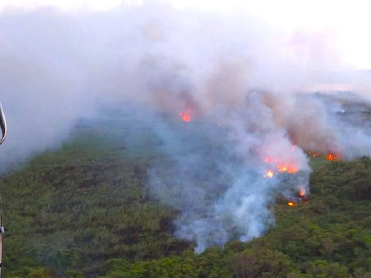 Si no hay solución, se dotarán a los bomberos: Pumarejo ante quemas