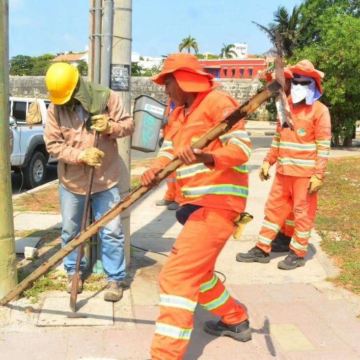 DATT desmonta señales de tránsito de la Avenida Santander que se encuentran deterioradas