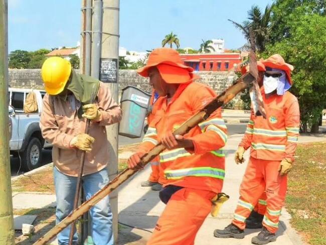 DATT desmonta señales de tránsito de la Avenida Santander que se encuentran deterioradas