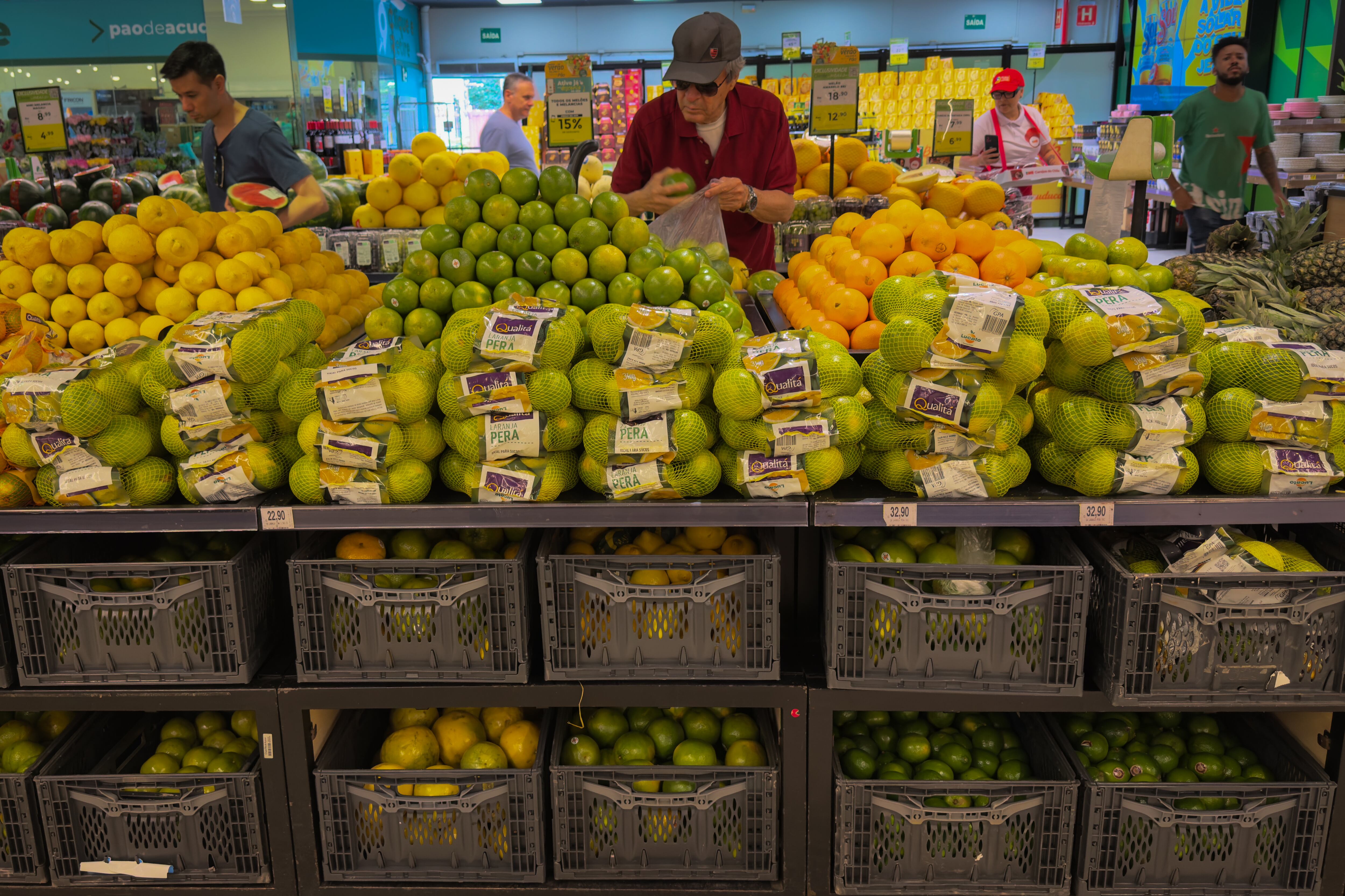 AME175. BOGOTÁ (COLOMBIA), 14/01/2025.- Fotografía del 10 de enero de 2025 de un hombre comprando naranjas en un supermercado en São Paulo (Brasil). Más de 150 científicos ganadores de los Premios Nobel o del Premio Mundial de Alimentación (Food Prize) afirman que se necesitan inversiones ingentes en toda la cadena de valor de los alimentos y un gran esfuerzo en investigación para evitar una hambruna global a mediados de siglo. EFE/ Isaac Fontana ARCHIVO