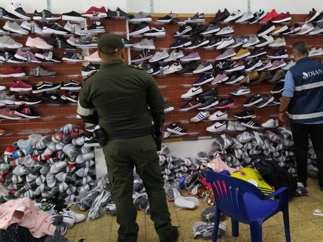 Dian propina golpe al contrabando de confecciones y textiles en Medellín
