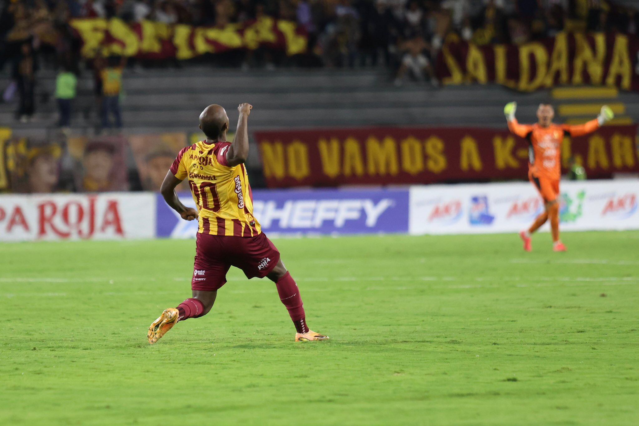 Junior Hernández festeja su golazo con el Tolima al Chicó / Twitter: @cdtolima.