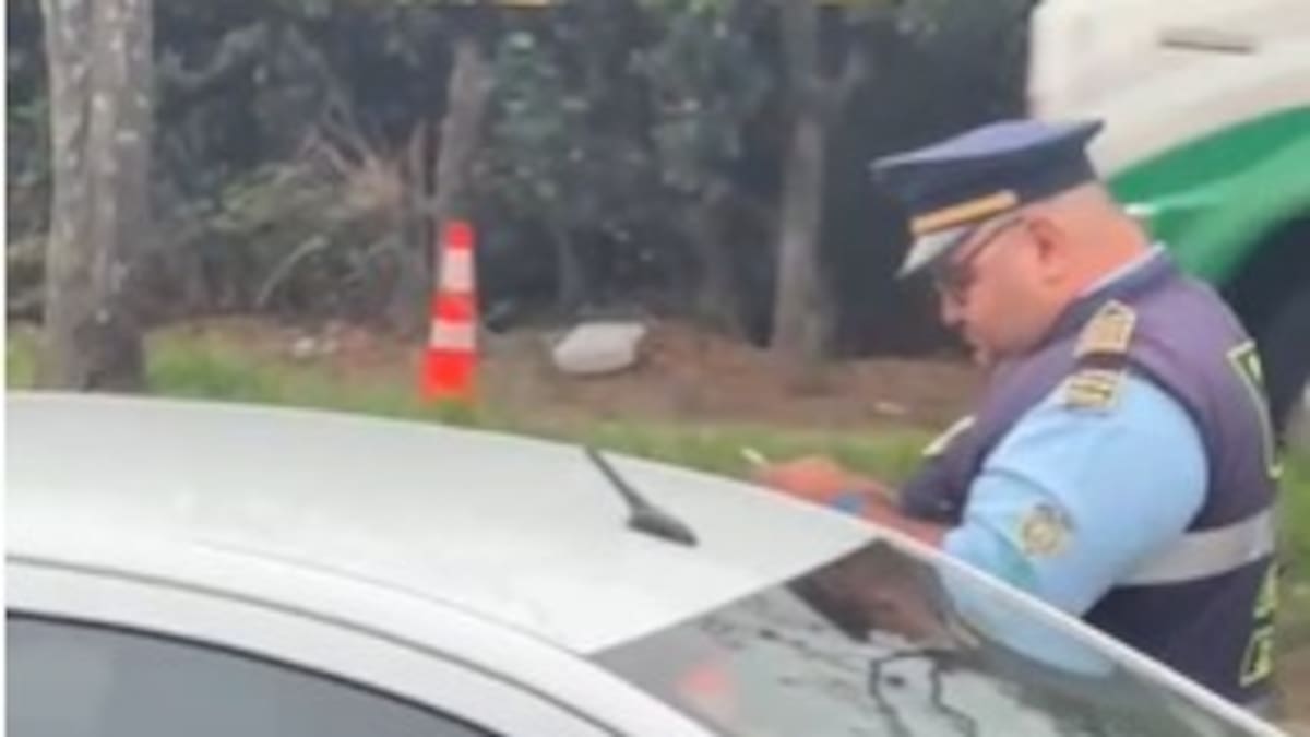 Agente de tránsito habría recibido dinero para no imponer comparendo en Girón
