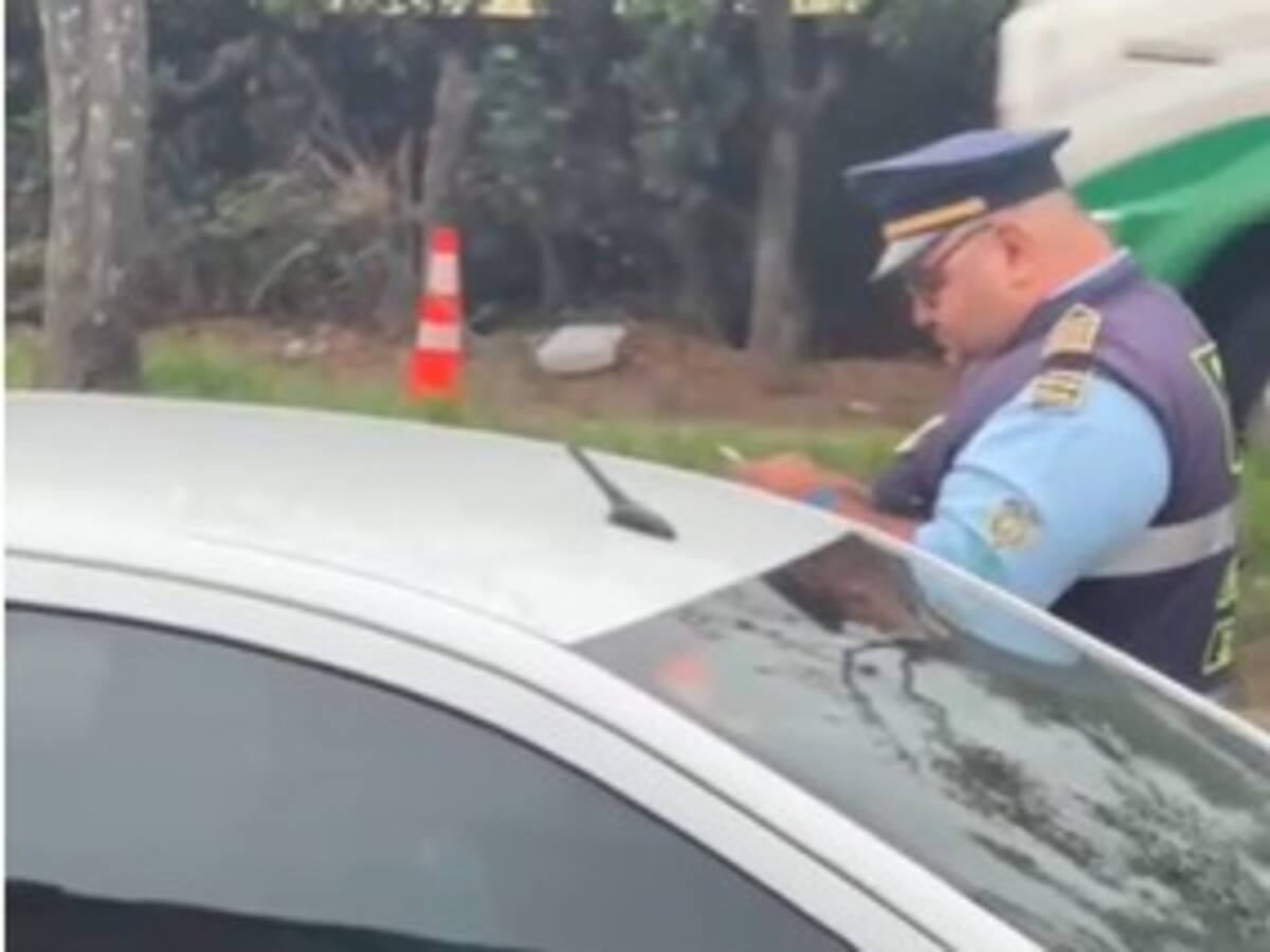Agente de tránsito habría recibido dinero para no imponer comparendo en Girón