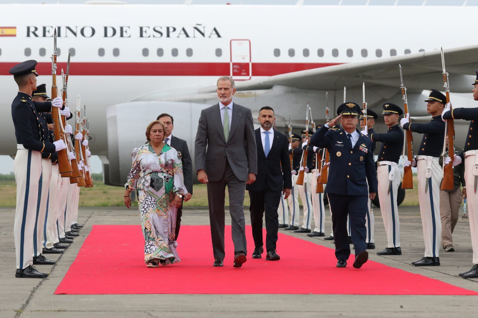 El rey Felipe VI de España llegó a a Cali para posesión presidencial de Abelardo de la Espriella. Foto: Perfil de X @alejoeder