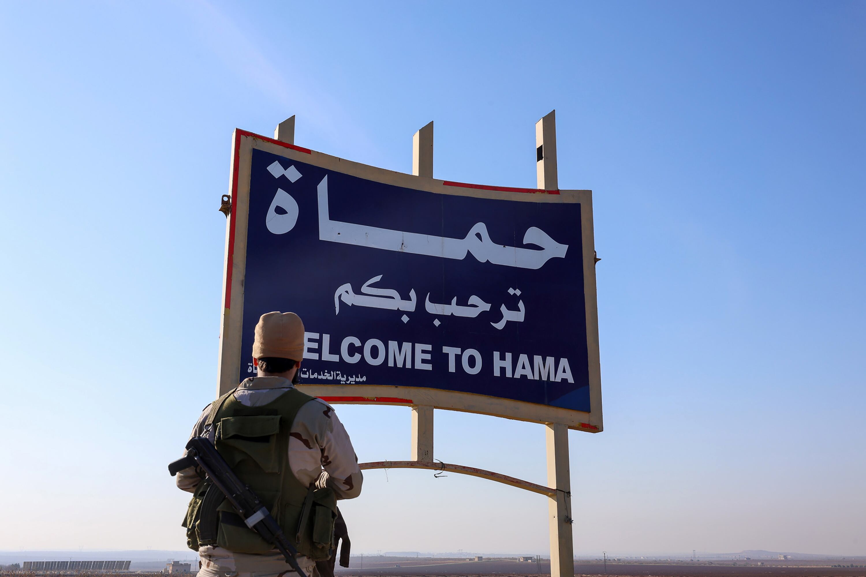 Idlib (Syrian Arab Republic), 03/12/2024.- A member of the Syrian opposition stands at an entrance to the Hama governorate on the Damascus-Aleppo International Highway, Syria, 03 December 2024. Syrian opposition forces, led by the Islamist militant group Hayat Tahrir al-Sham (HTS), launched an offensive on 27 November, taking large parts of Aleppo, Syria's second-largest city. The offensive triggered counterattacks by the Syrian regime forces as well as Russian and Syrian airstrikes on opposition-controlled areas. (Rusia, Siria, Damasco) EFE/EPA/MOHAMMED AL RIFAI